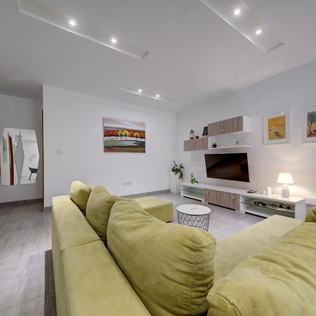 Top Floor Apt With Common Pool Close To All Amenities Сейнт Полс Бей Екстериор снимка