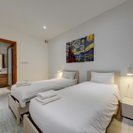 Top Floor Apt With Common Pool Close To All Amenities Сейнт Полс Бей Екстериор снимка
