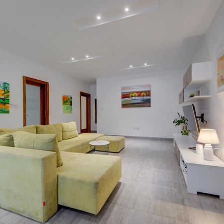 Top Floor Apt With Common Pool Close To All Amenities Сейнт Полс Бей Екстериор снимка