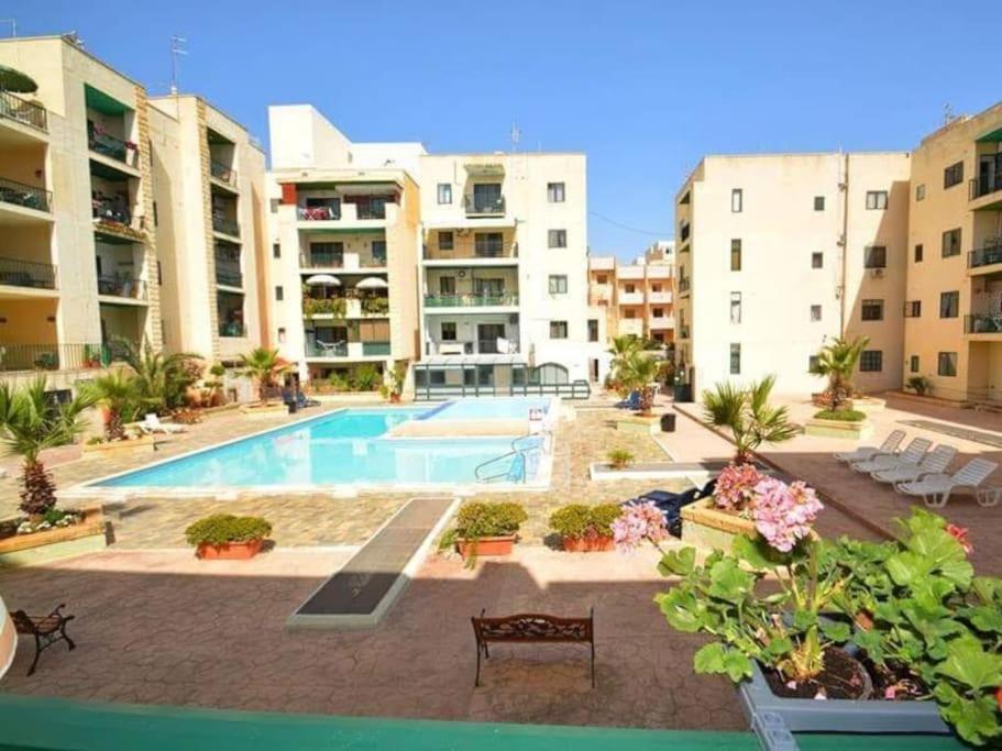 Top Floor Apt With Common Pool Close To All Amenities Сейнт Полс Бей Екстериор снимка