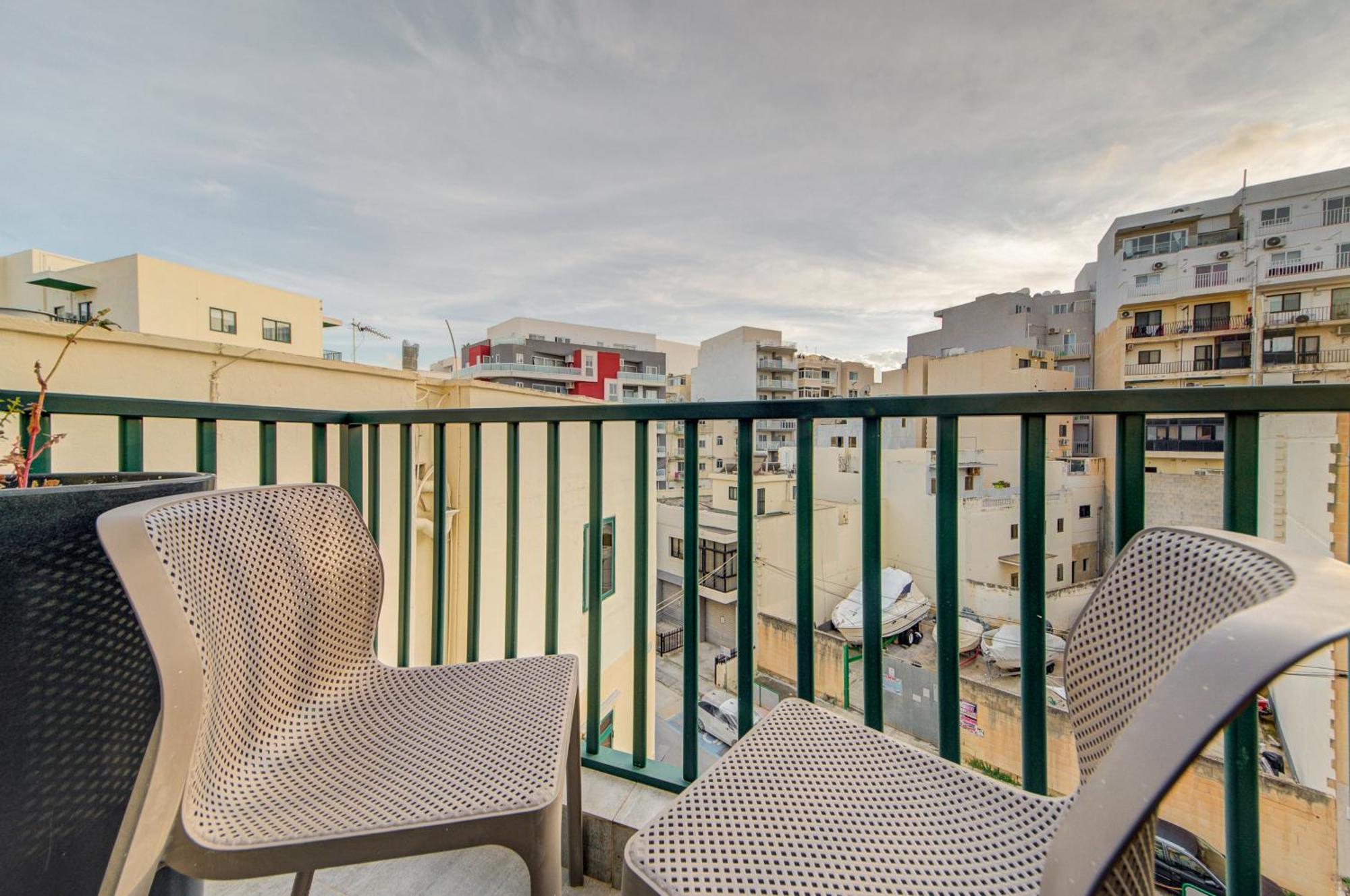 Top Floor Apt With Common Pool Close To All Amenities Сейнт Полс Бей Екстериор снимка