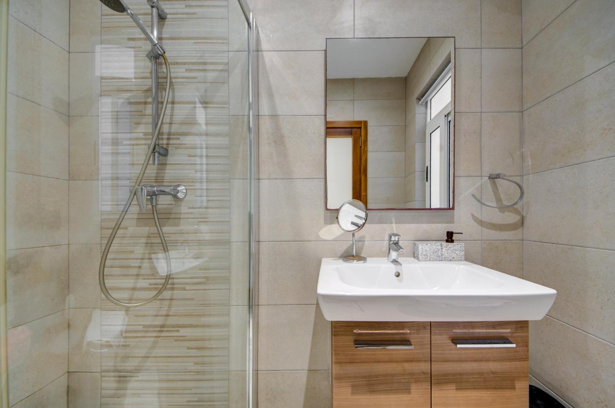 Top Floor Apt With Common Pool Close To All Amenities Сейнт Полс Бей Екстериор снимка