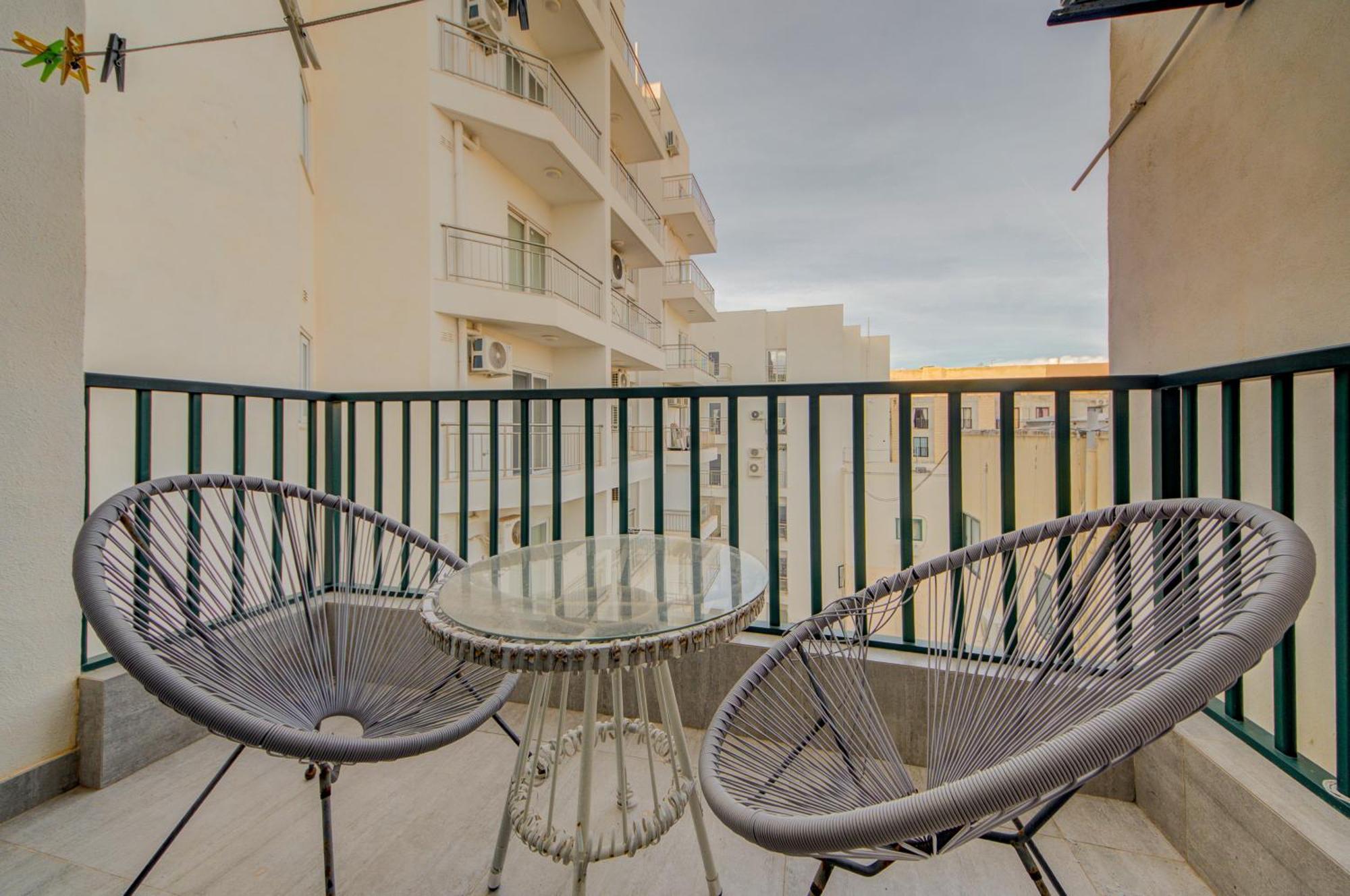 Top Floor Apt With Common Pool Close To All Amenities Сейнт Полс Бей Екстериор снимка