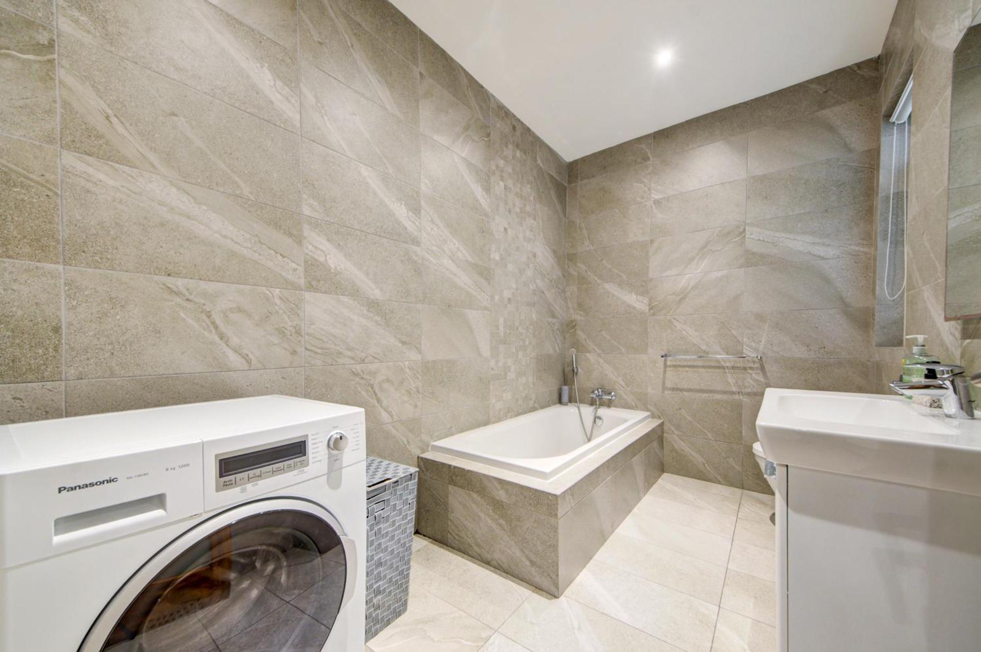 Top Floor Apt With Common Pool Close To All Amenities Сейнт Полс Бей Екстериор снимка