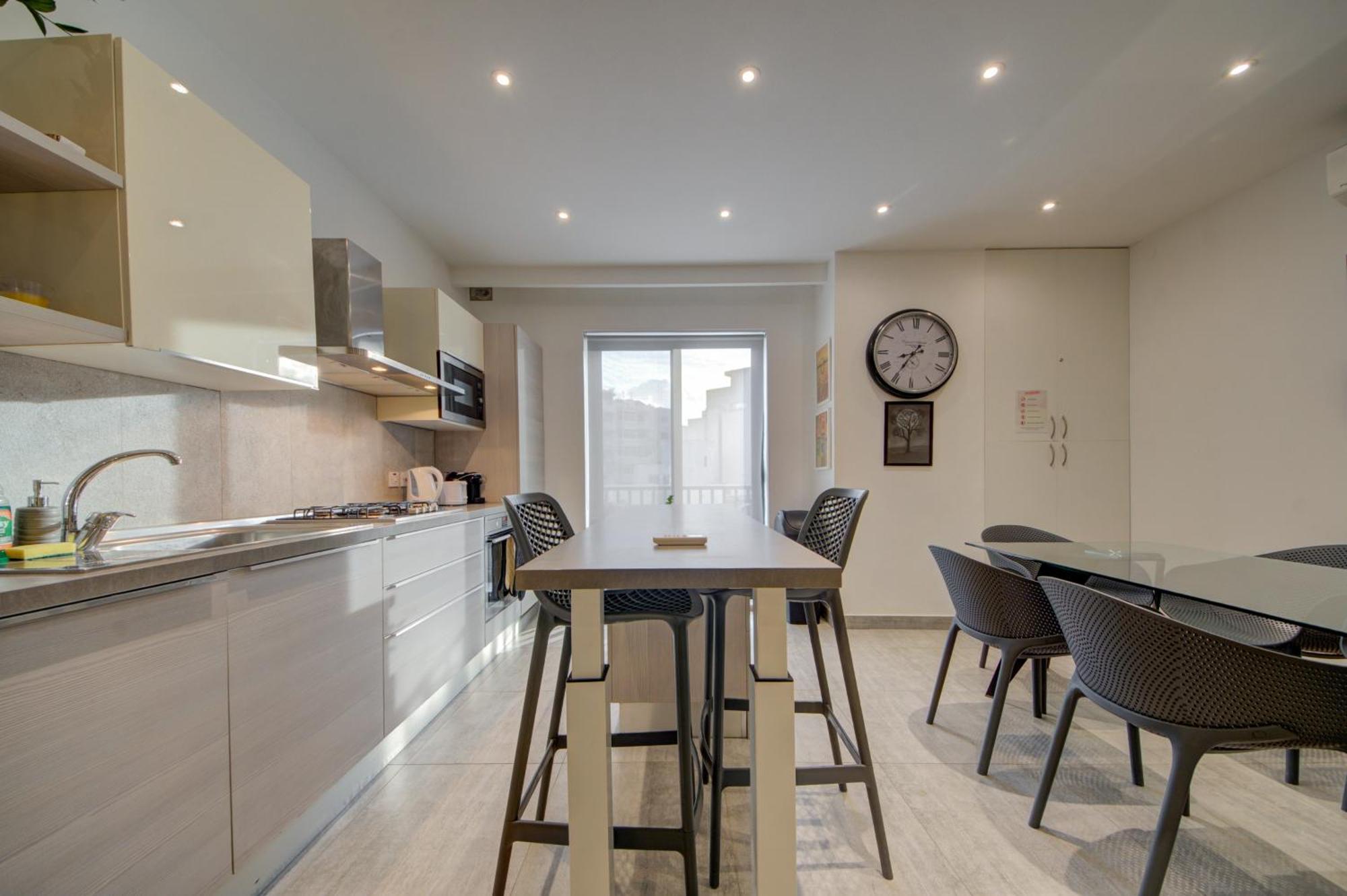 Top Floor Apt With Common Pool Close To All Amenities Сейнт Полс Бей Екстериор снимка