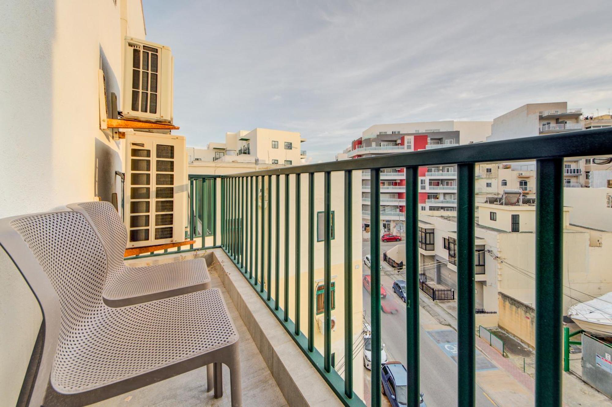Top Floor Apt With Common Pool Close To All Amenities Сейнт Полс Бей Екстериор снимка