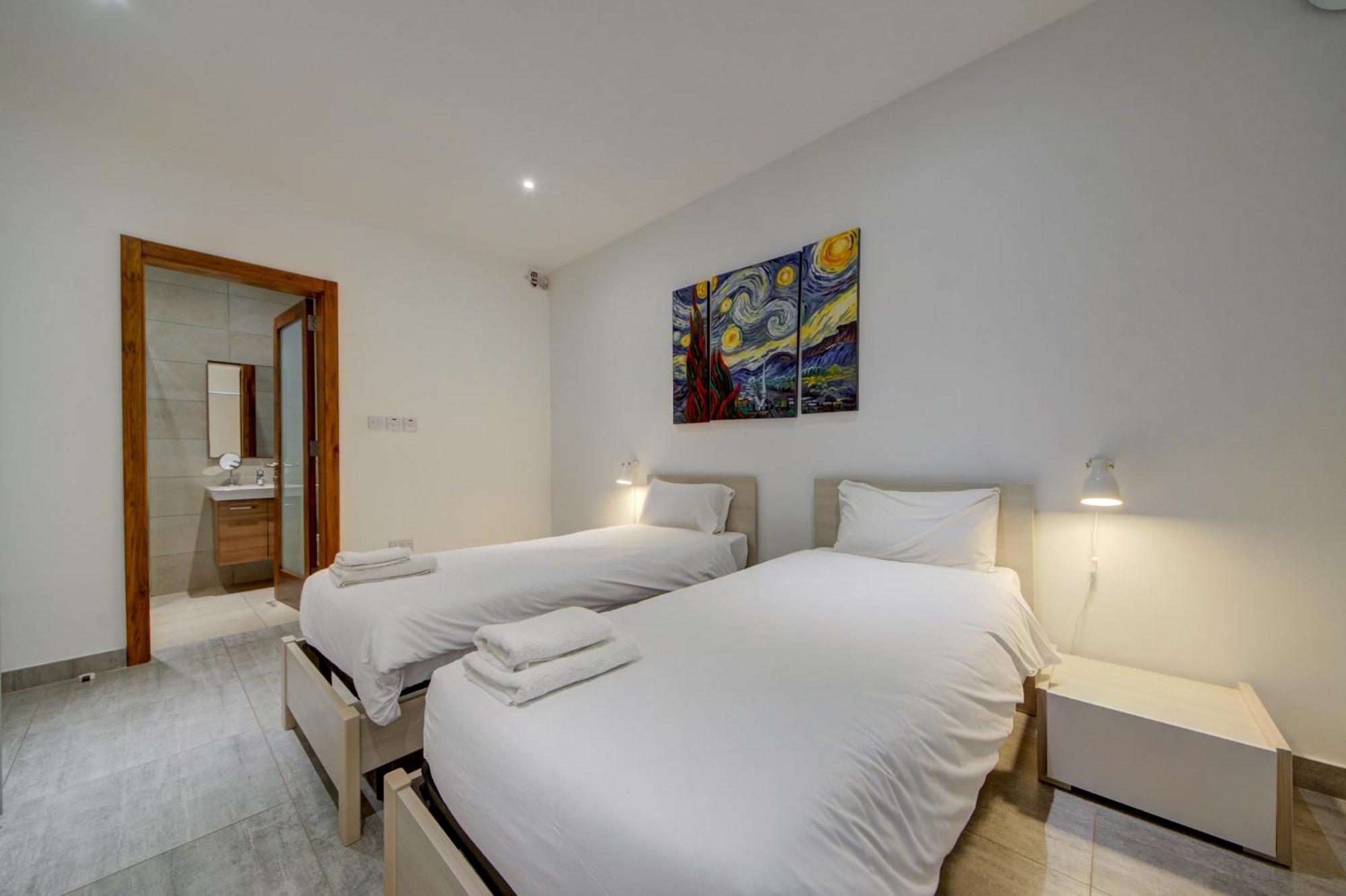 Top Floor Apt With Common Pool Close To All Amenities Сейнт Полс Бей Екстериор снимка