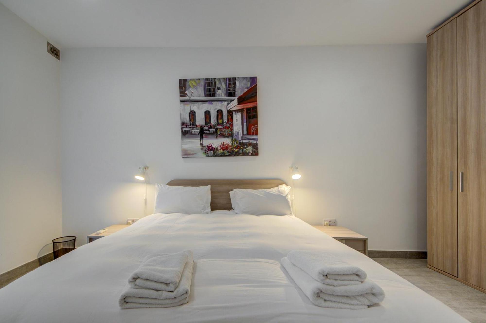 Top Floor Apt With Common Pool Close To All Amenities Сейнт Полс Бей Екстериор снимка