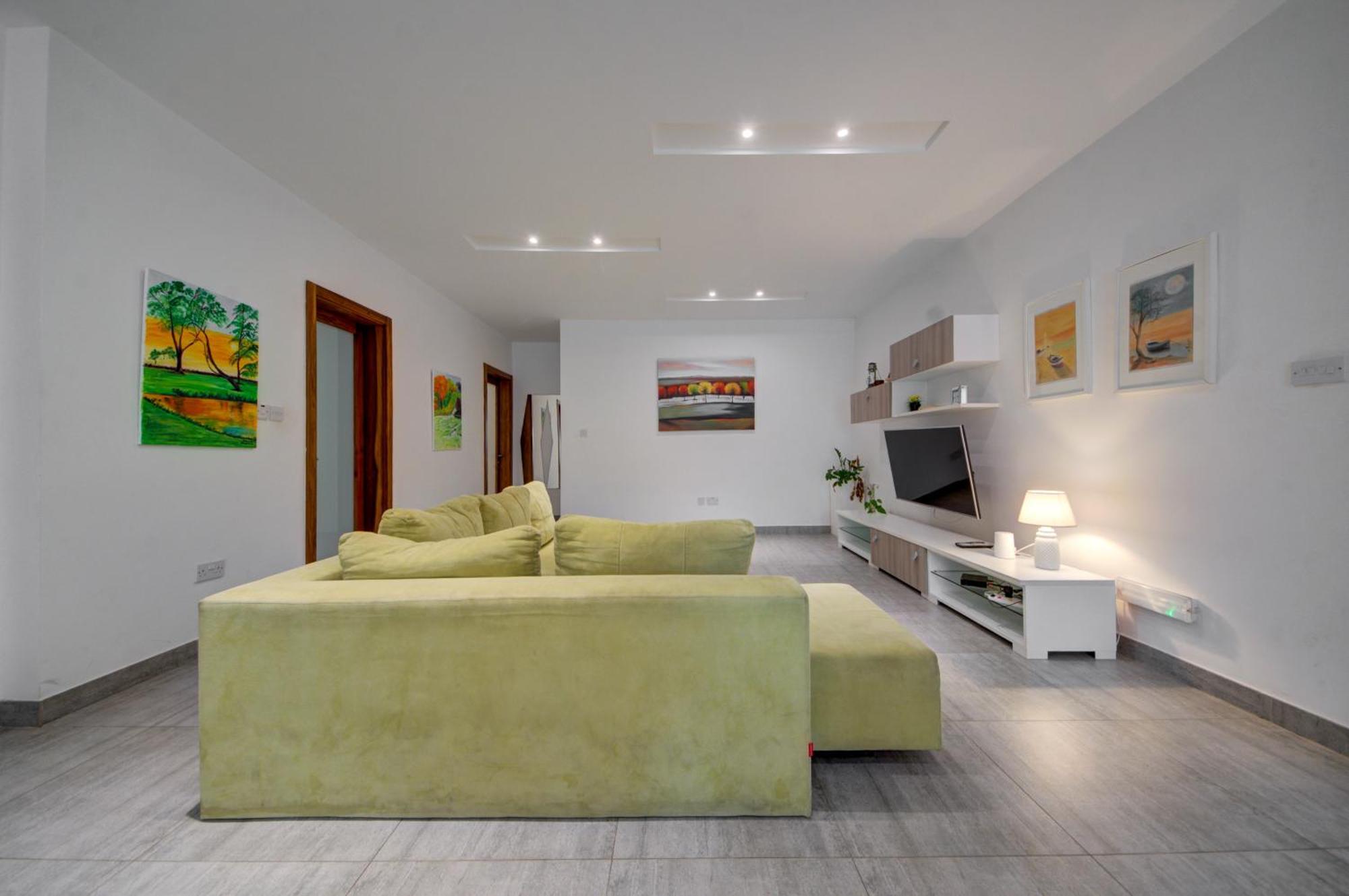 Top Floor Apt With Common Pool Close To All Amenities Сейнт Полс Бей Екстериор снимка