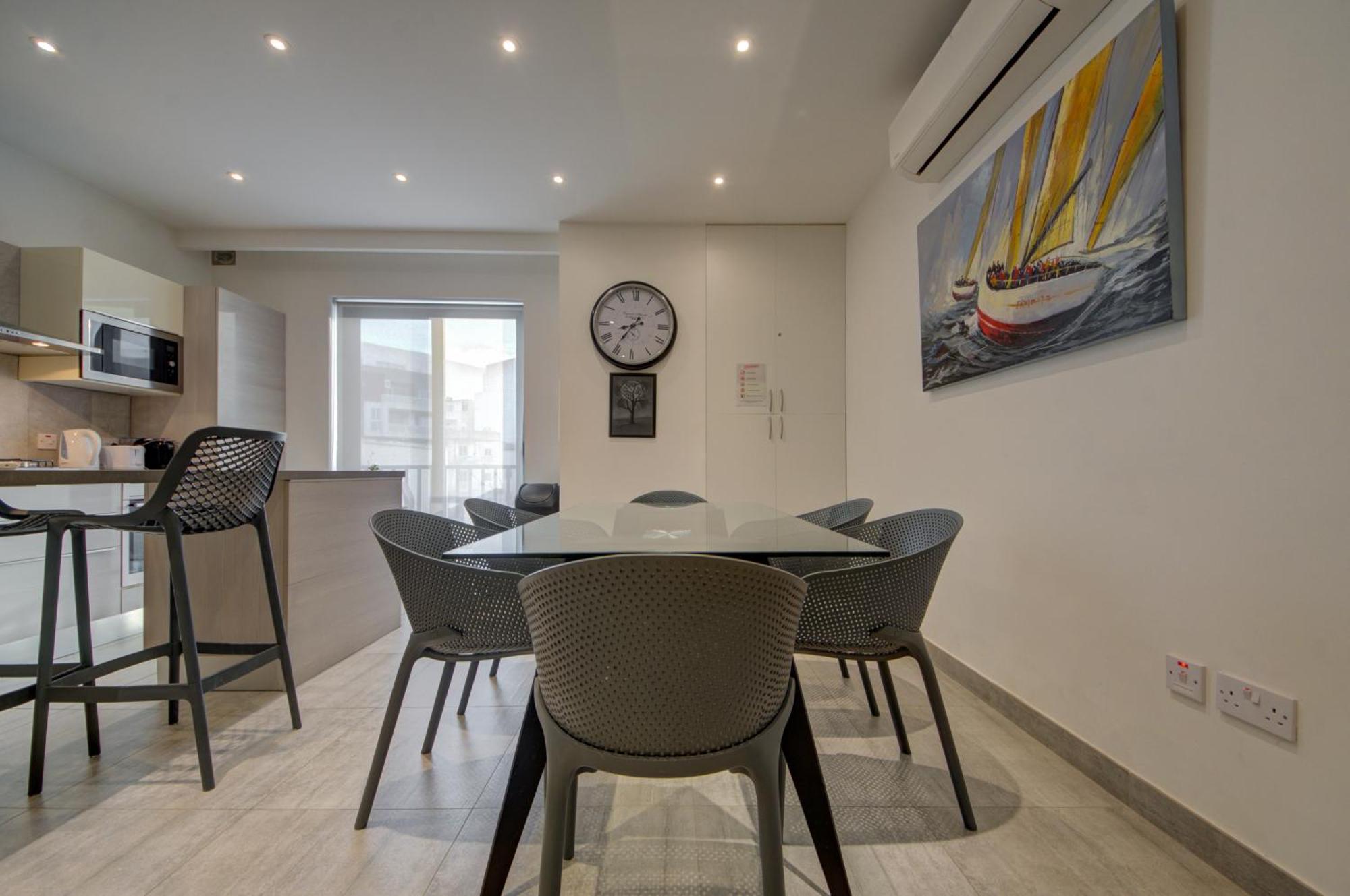 Top Floor Apt With Common Pool Close To All Amenities Сейнт Полс Бей Екстериор снимка