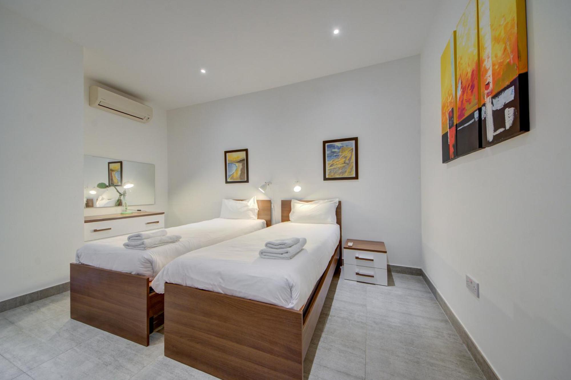 Top Floor Apt With Common Pool Close To All Amenities Сейнт Полс Бей Екстериор снимка