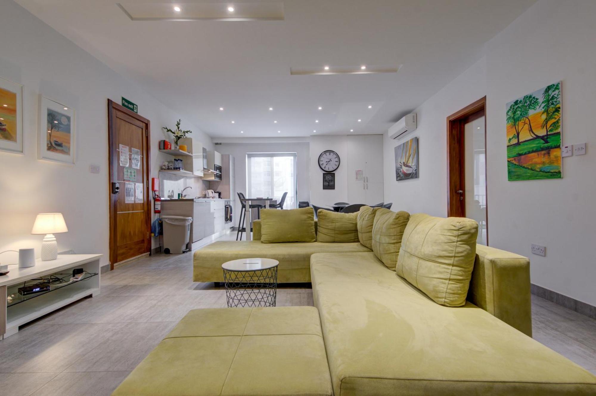 Top Floor Apt With Common Pool Close To All Amenities Сейнт Полс Бей Екстериор снимка
