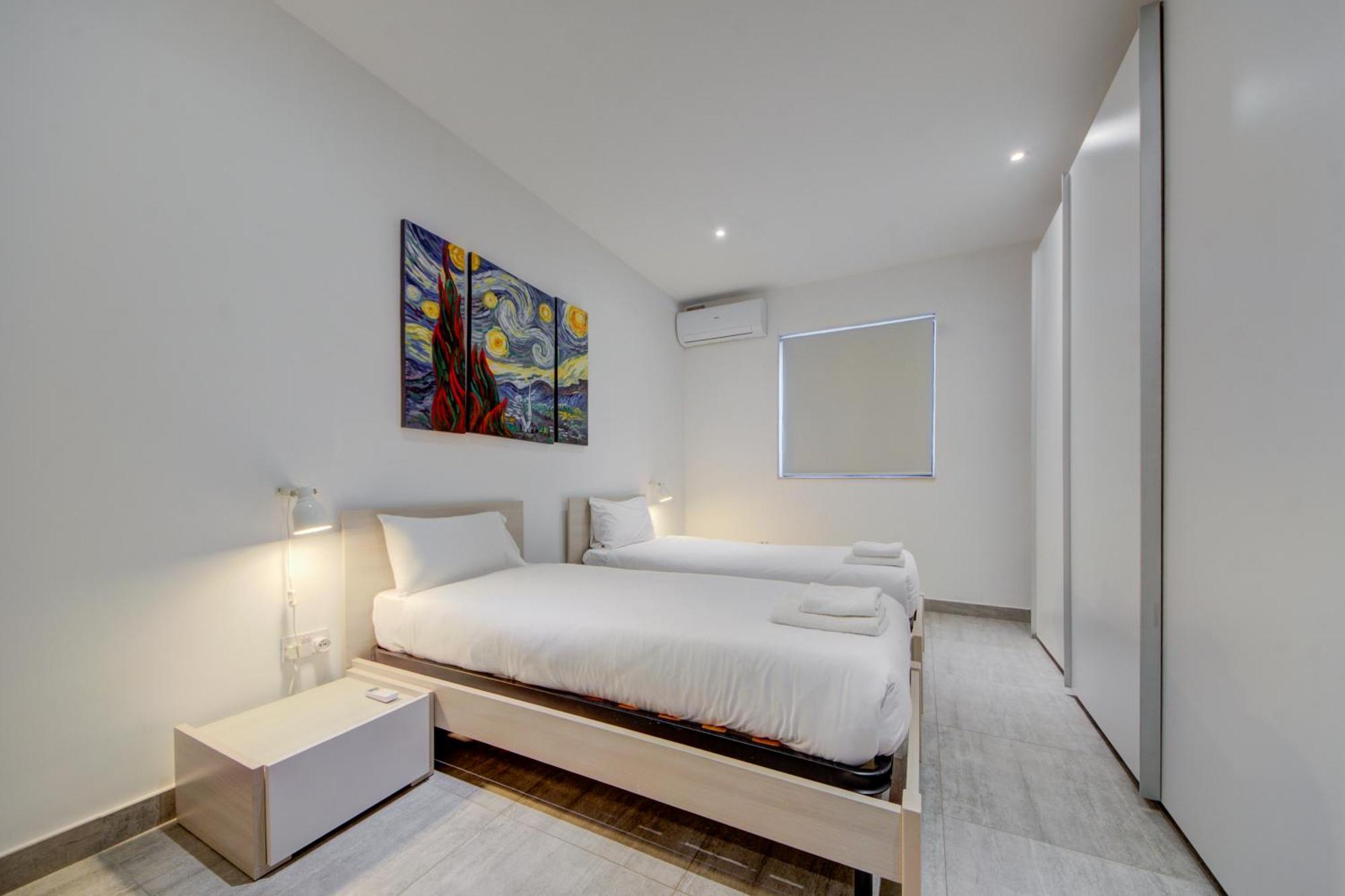 Top Floor Apt With Common Pool Close To All Amenities Сейнт Полс Бей Екстериор снимка