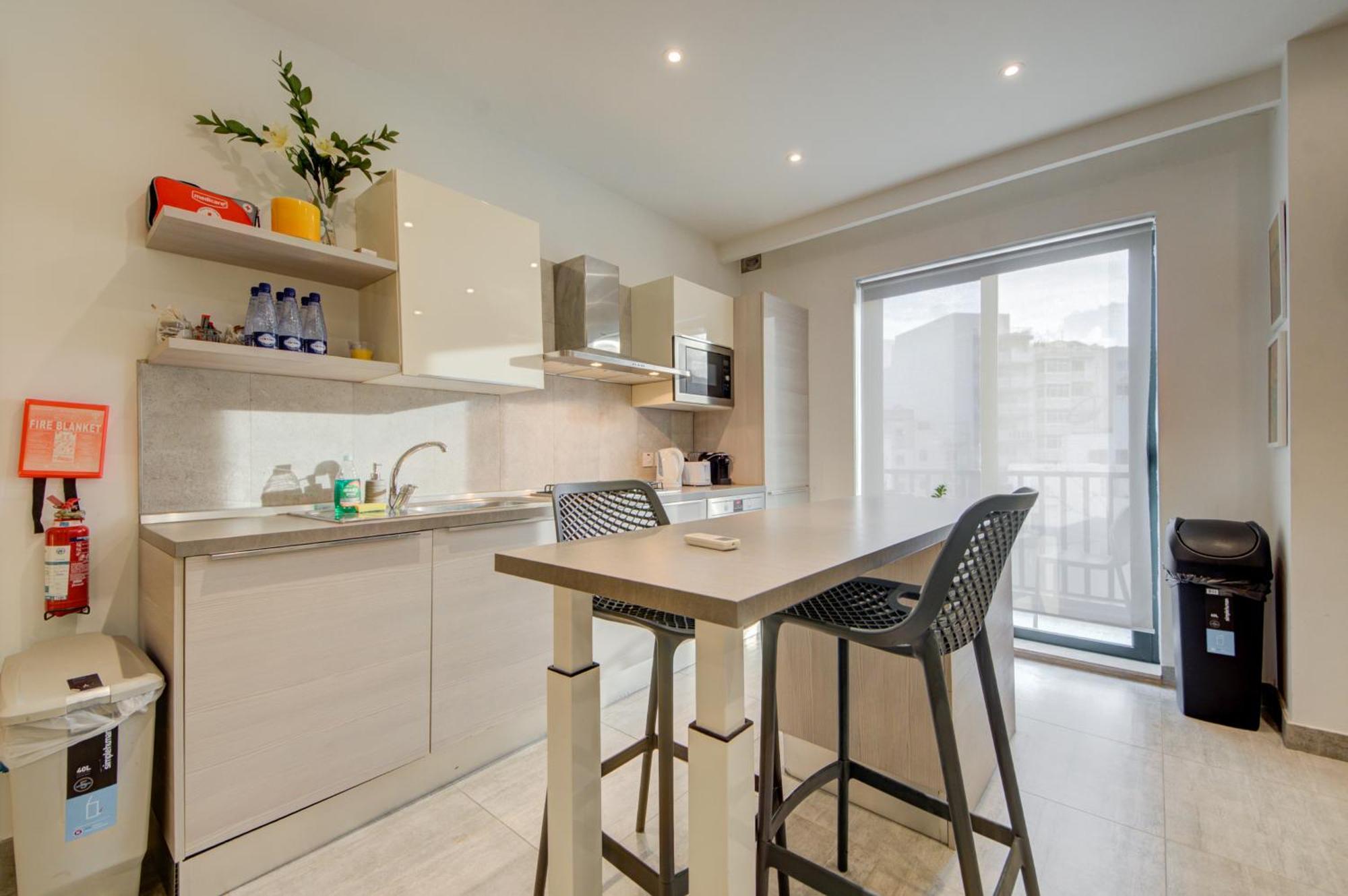 Top Floor Apt With Common Pool Close To All Amenities Сейнт Полс Бей Екстериор снимка