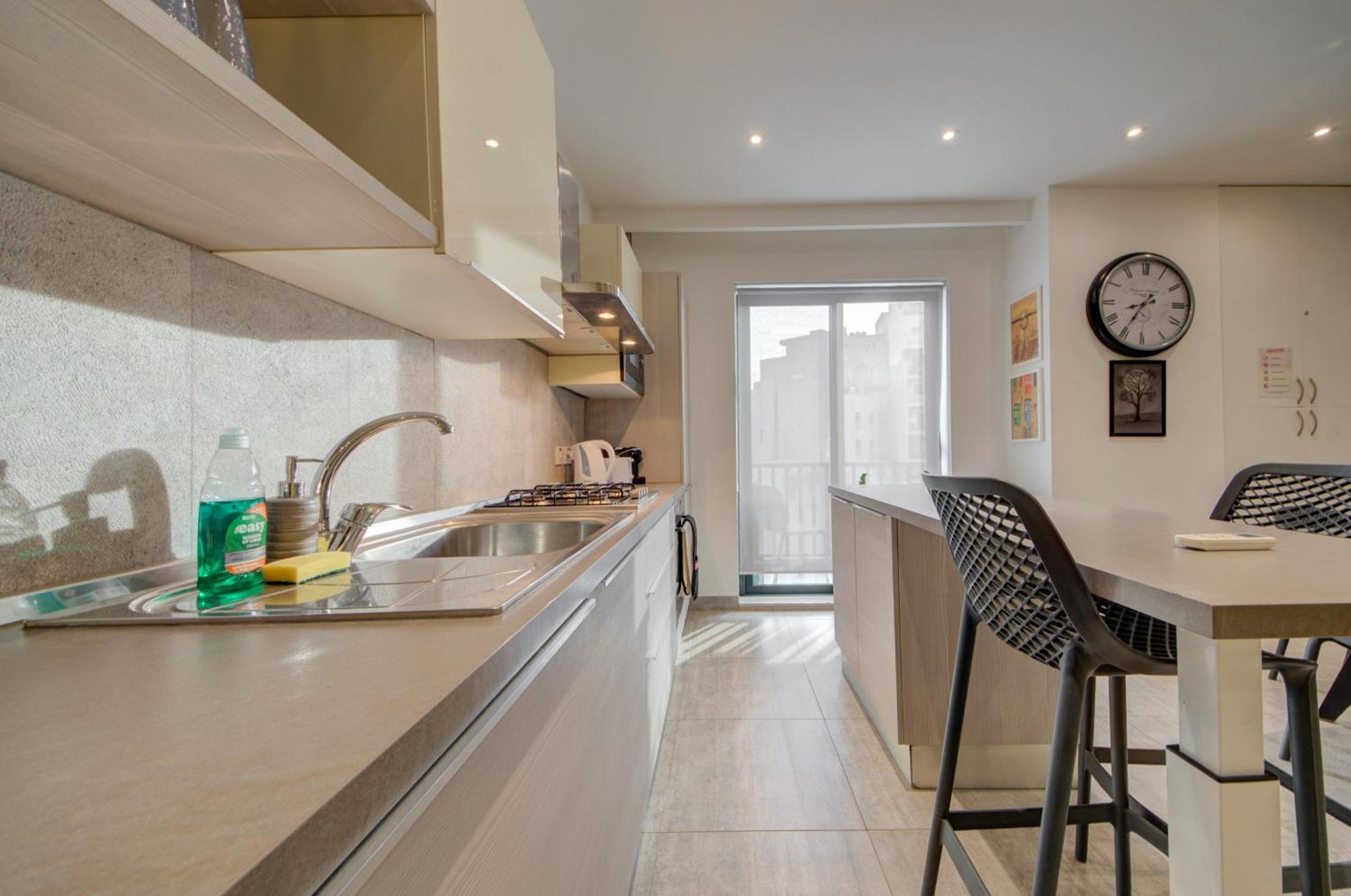 Top Floor Apt With Common Pool Close To All Amenities Сейнт Полс Бей Екстериор снимка