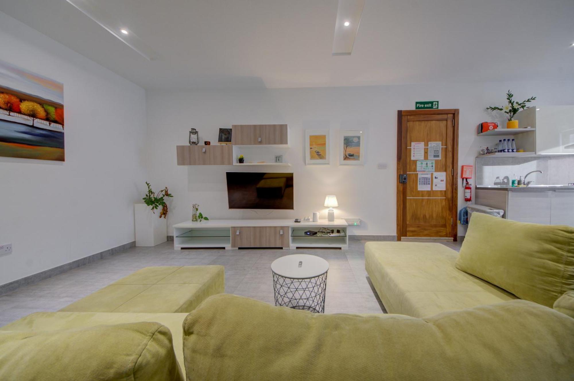 Top Floor Apt With Common Pool Close To All Amenities Сейнт Полс Бей Екстериор снимка