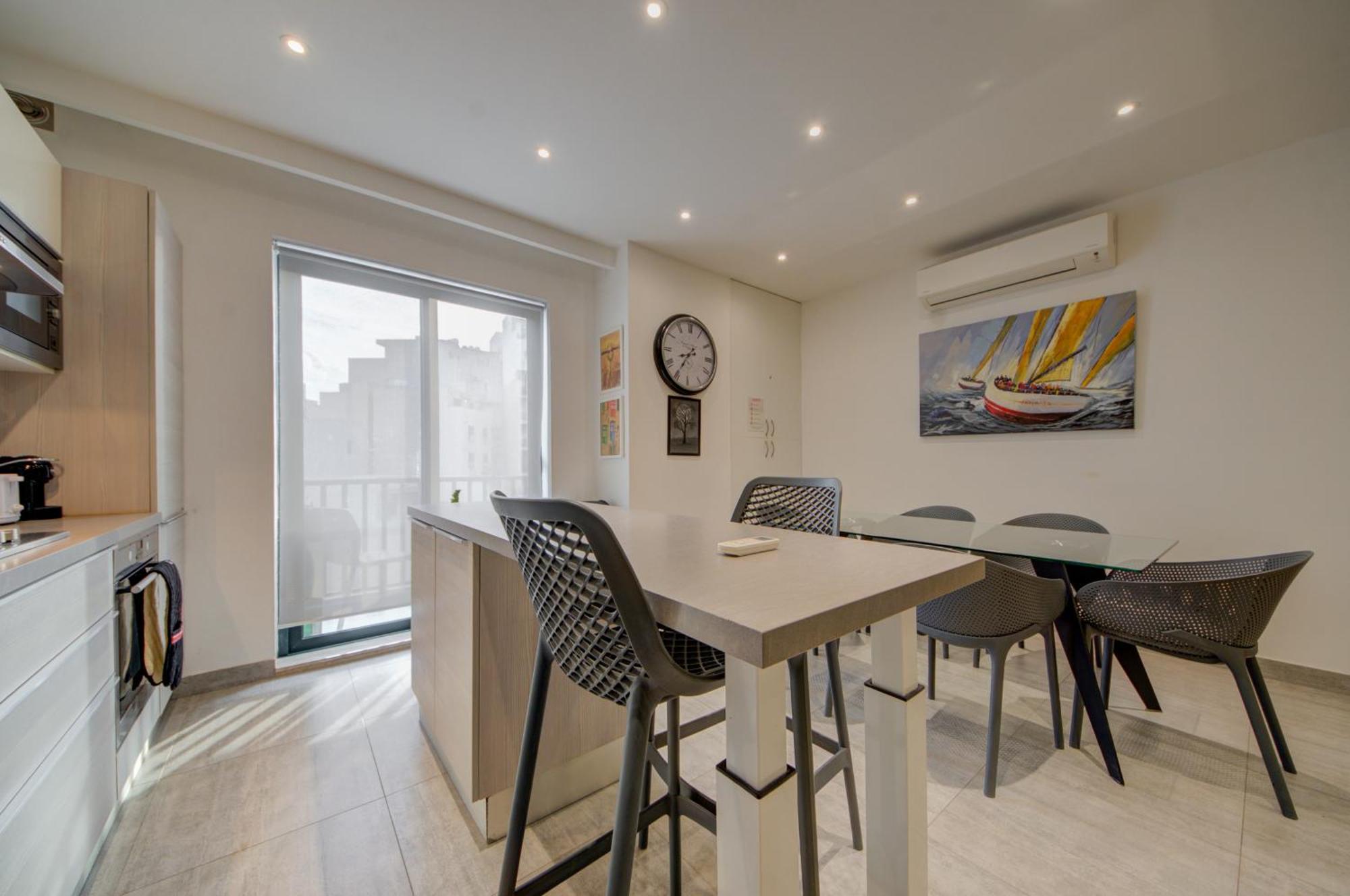 Top Floor Apt With Common Pool Close To All Amenities Сейнт Полс Бей Екстериор снимка