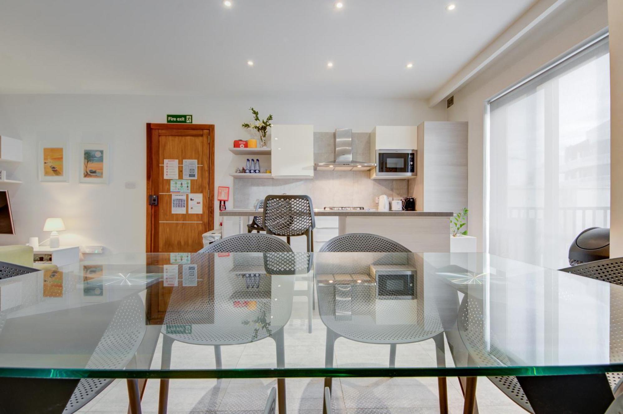 Top Floor Apt With Common Pool Close To All Amenities Сейнт Полс Бей Екстериор снимка